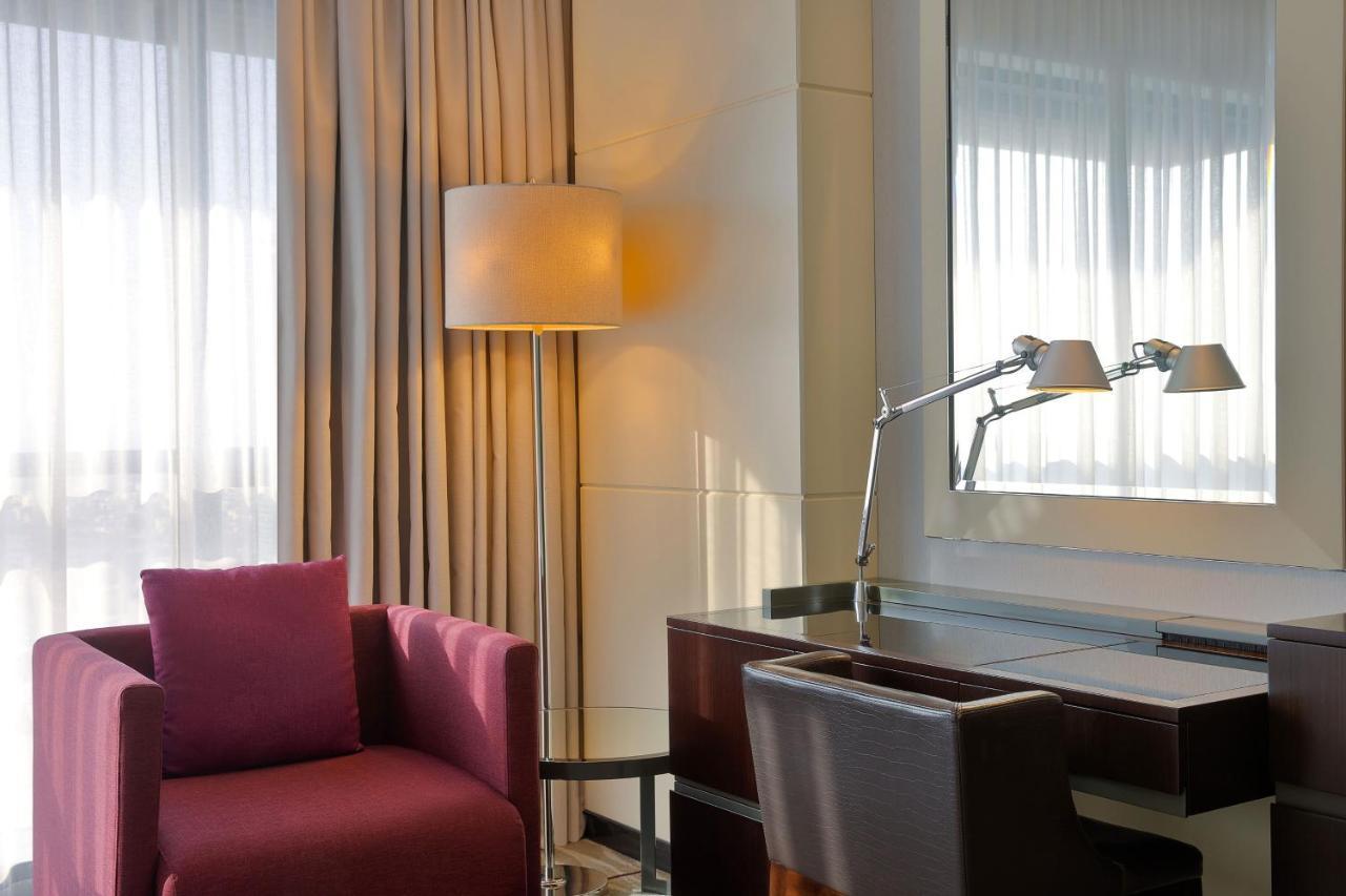 The Westin City Centre Bahrain Manama Exterior foto A room at the hotel
